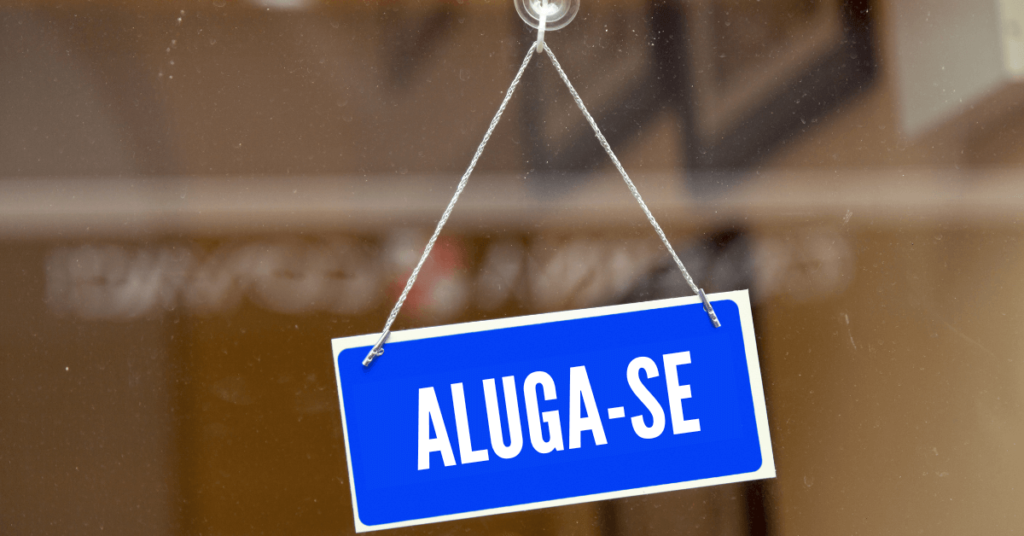 Taxas de vacância em FIIs: conheça o indicador para investir melhor em fundos imobiliários - Vitrine com placa de aluga-se