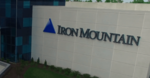 Leia mais sobre o artigo Iron Mountain (IRM): Vale a pena investir neste REIT de dividendos em dólar?