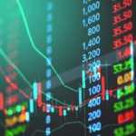 Painel digital com gráfico de candlestick e cotações de ações americanas em queda na bolsa