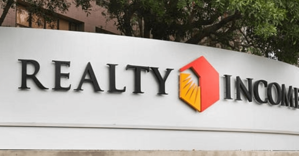 Fachada com a logomarca da Realty Income (O), empresa americana listada na Bolsa de Nova York.