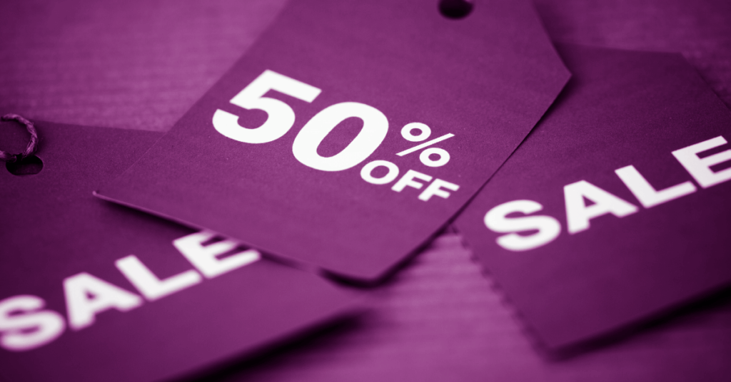 Etiqueta promocional com 50% de desconto, simbolizando fundos imobiliários com cotas abaixo do valor patrimonial.